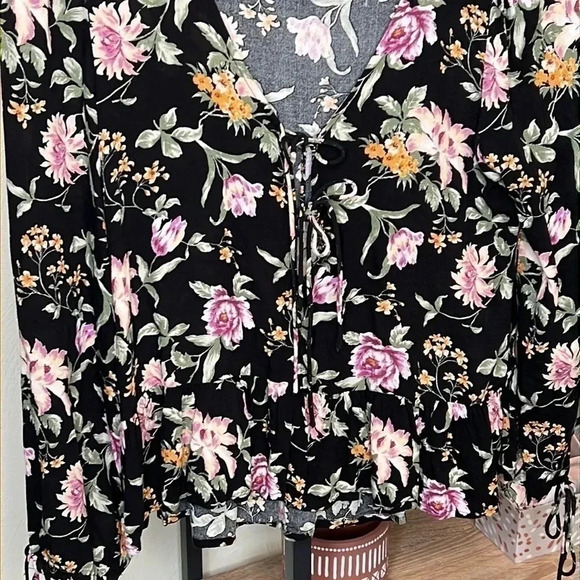 American Eagle Floral Tie Front and Botton Sleeve Boho Top Blouse Size XS - Picture 2 of 6